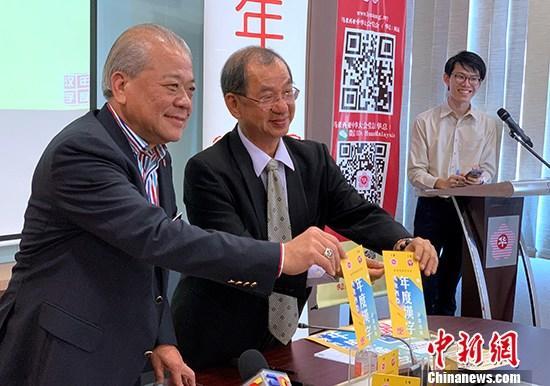 10月7日,2019马来西亚年度汉字评选活动在当地正式启动。图为主办单位马来西亚中华大会堂总会(华总)总会长吴添泉(左)和马来西亚汉文化中心主任吴恒灿投选年度汉字。 中新社记者 陈悦 摄
