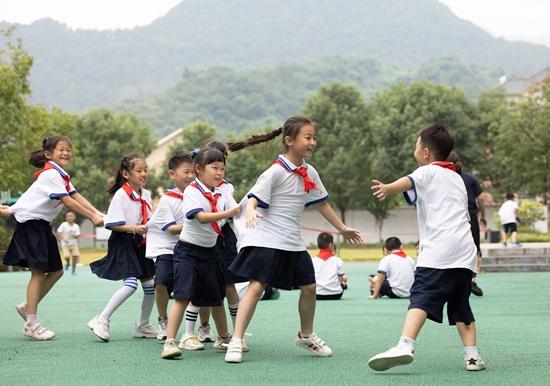 9月7日,浙江省诸暨市应店街镇中心小学的学生在操场上做游戏。