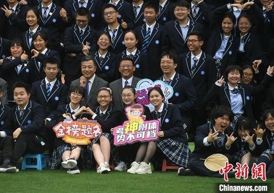 学生们在拍摄毕业照时展示创意标语。 韩苏原 摄