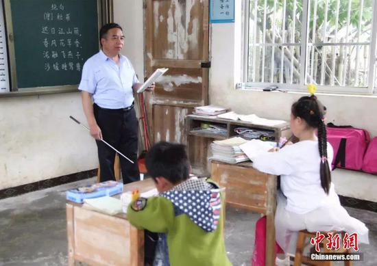 杨少成给学生上课。梁俊 摄