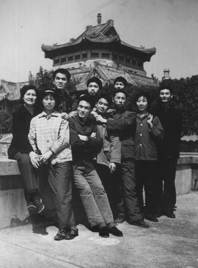 武汉大学中文系1977级一班三组的同学在校园里合影留念。1977年重新恢复高考,570万考生走进尘封10余年之久的高考考场,不少青年因此改变了人生命运。 谢湘/供图