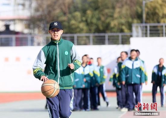 资料图:甘肃省兰州市城关区兰州外国语高级中学,学生在室外上体育课。中新社记者 高展 摄