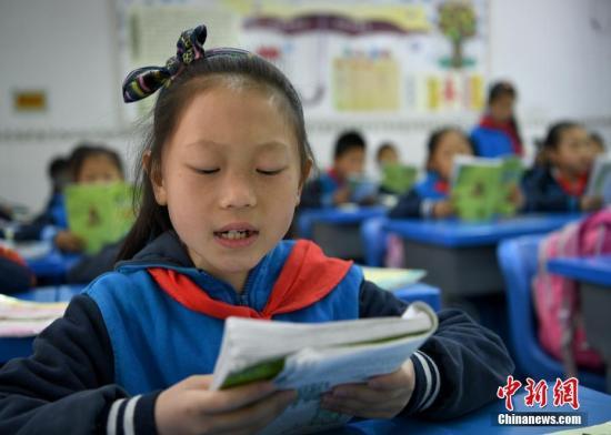 资料图:学生们正在早读。刘忠俊 摄
