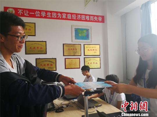 图为甘肃农村学子办好生源地助学贷款,在“家门口”申领助学款解决上学顾虑。(资料图) 史静静 摄