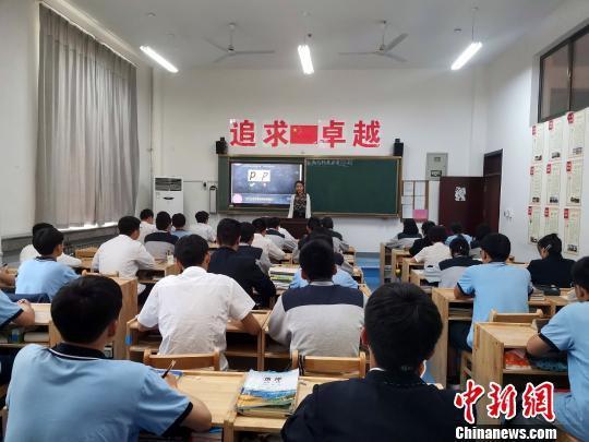 图为,黄河双语实验学校高一年级正在上书写练习课。 孙宏瑗 摄