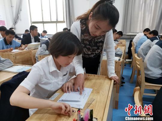 图为,黄河双语实验学校英语老师正在指导学生进行书写练习。 孙宏瑗 摄