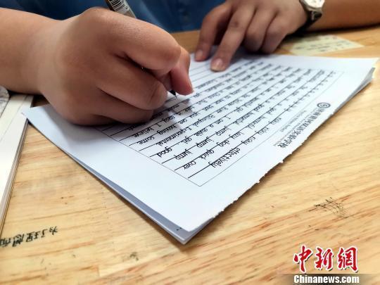 图为,黄河双语实验学校高一年级学生正在进行书写练习。 孙宏瑗 摄