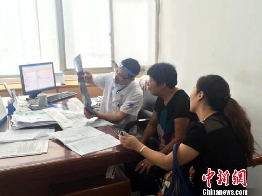 图为:彭帆工作之中的场景。台州市中心医院供图