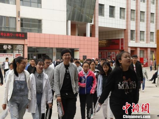 图为参加2018年高考的考生。 马铭言 摄