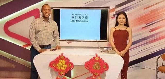 ■ 小娟作为《我们说汉语Let's talk Chinese》的节目主持人。