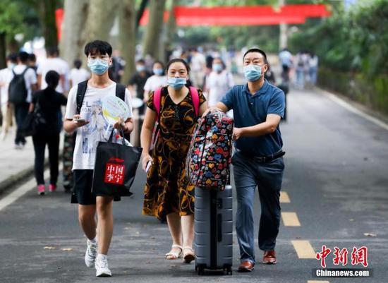资料图:9月11日,武汉大学迎来2020级本科新生。中新社记者 张畅 摄