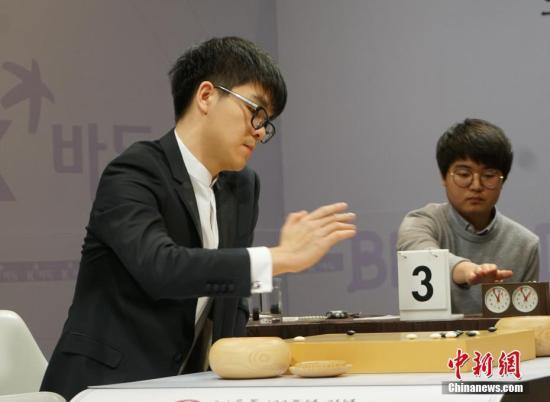 资料图:柯洁在比赛中 中新社记者 曾鼐 摄