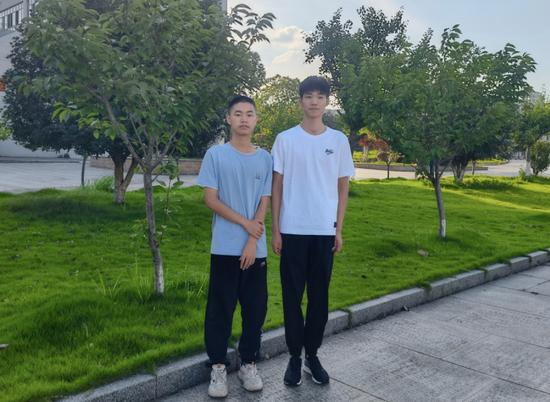 余浩洋(左)与龚庆(右)合影。