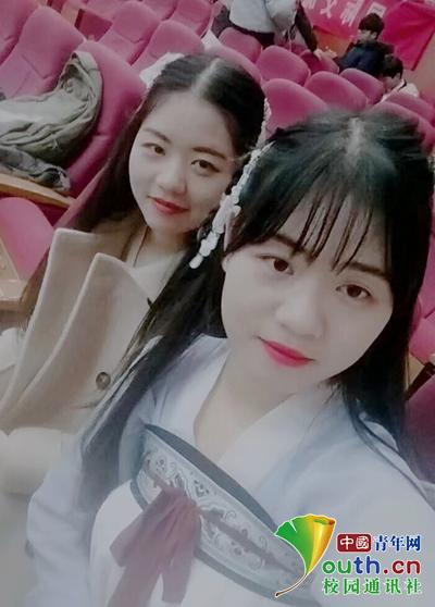 图为姐姐黄瑶(左)和妹妹黄晶(右)参加迎新晚会上的合影。受访者供图