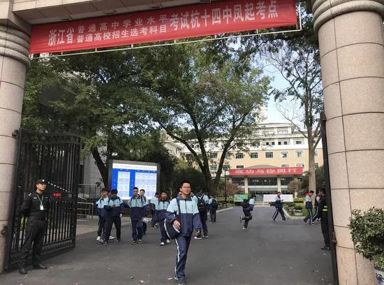 △上午12:08,物理选考结束,考生陆续走出考场