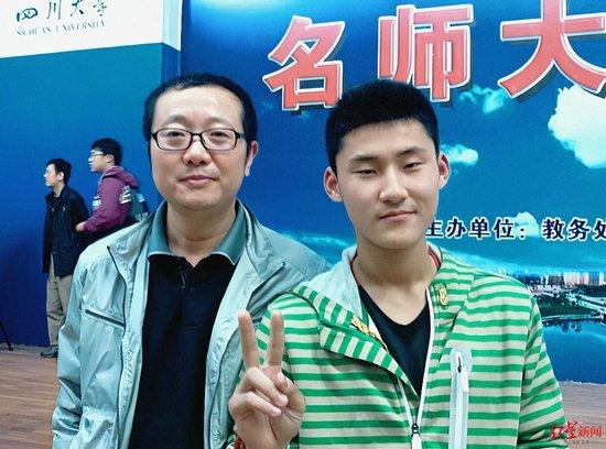 ▲2013年,刘慈欣在成都进行银河奖讲座时,夏彬耀与他合影 受访者供图