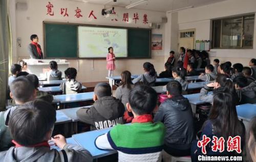 资料图:兰州一小学学生正在上课。刘玉桃 摄