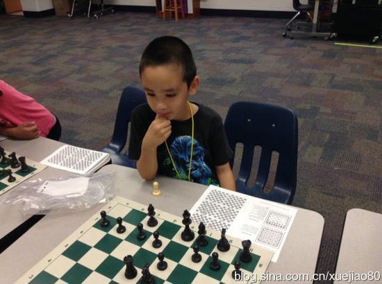 (认真思考下一步棋如何走)