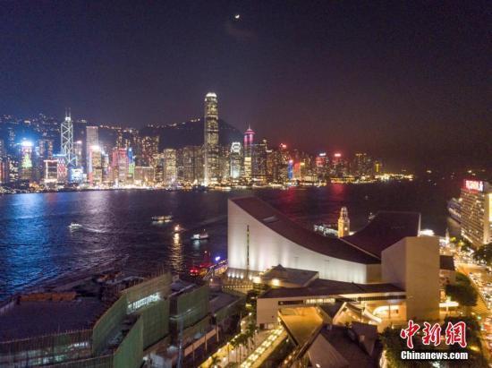 资料图:香港维多利亚港夜景。 中新社记者 谢光磊 摄