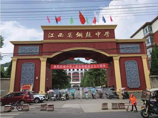 铜鼓中学是江西省重点中学,也是铜鼓县唯一的高中。摄影/本刊记者 程昕明