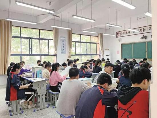 铜鼓中学的教室不关后门,便于校长巡查时发现上课不专心的学生。摄影/本刊记者 程昕明