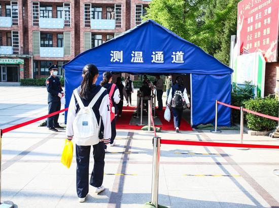 学生进入校园前需要进行测温。大兴区供图