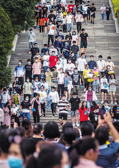 7月8日,重庆八中考点,考生结束考试后走出考场。