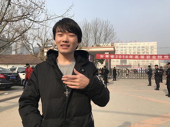25日上午8点40分徐孟南进考场。 澎湃新闻记者 徐笛薇 图