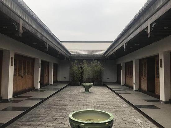 仿古式建筑风格,孔令宏的办公室在左边第一间
