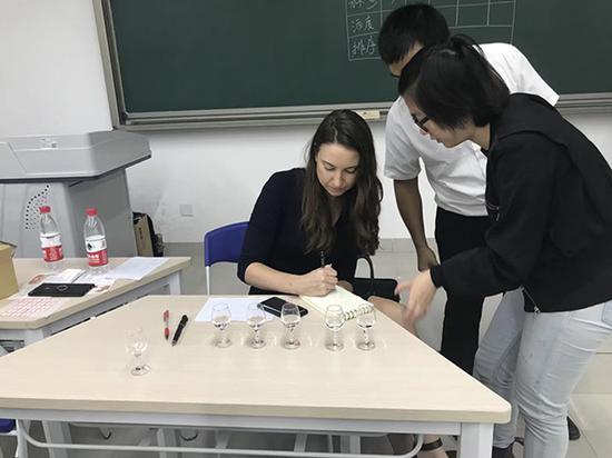 该校党委宣传部老师称,白酒学院吸引外国记者来参观、报道。