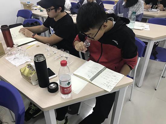 白酒学院学生在学习“品酒” 本文图均为 校方供图