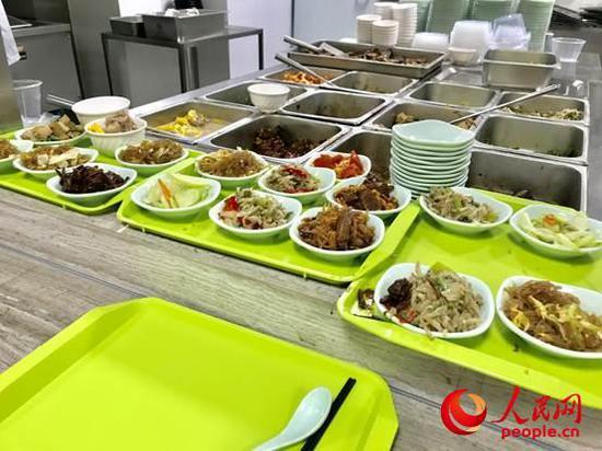 西湖大学食堂的晚餐。赵永新摄
