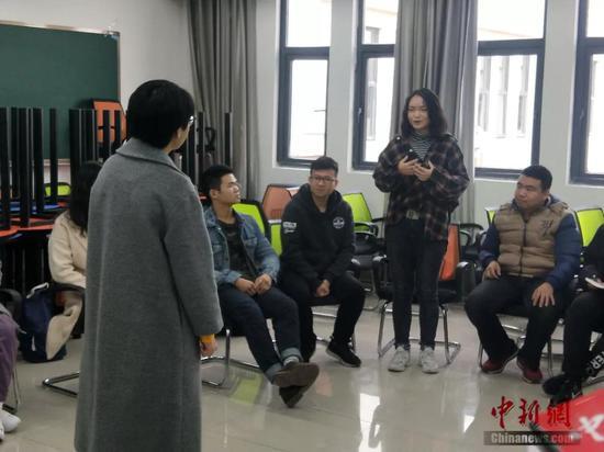 学生与老师交流如何区分与应对恋爱中的依恋类型。何佳欣摄