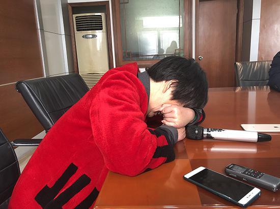 采访时黄风玲趴在桌子上痛哭,称最近压力太大。 澎湃新闻记者 李思文 图 河南长葛女子黄海霞(又称黄伟霞)称“被堂姐冒名顶替上师范”一事持续发酵,陷入“罗生门”。