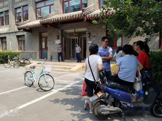 北京大学自主招生测试考场外等候的家长。图片来源北京日报客户端
