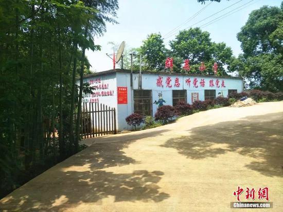 大山之中的群英小学。梁俊 摄