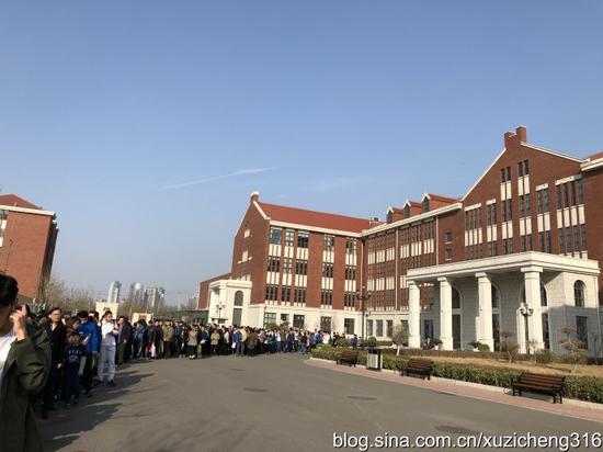 人朝分复试,人山人海,队伍从教学楼排到了校门口