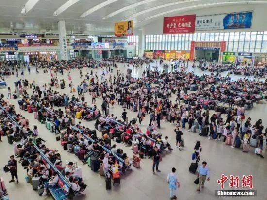 资料图:出游的民众。中新社记者 李南轩 摄