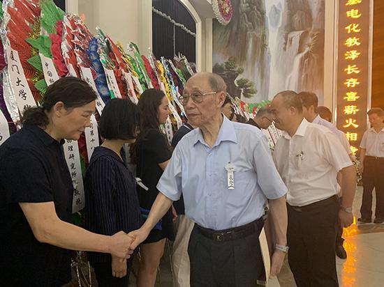 2019年8月5日,武昌殡仪馆,刘道玉参加查全性院士的遗体告别仪式。 澎湃新闻记者 邓雅菲 图