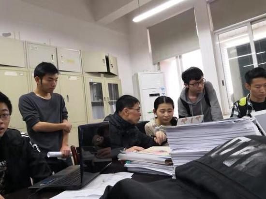 2019年3月,周骞老师指导本科生毕业设计和2016级研究生娄晶撰写论文。(长沙理工大学供图)