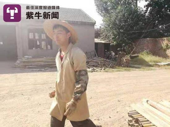 弟弟李国安在脚手架厂辛苦地工作