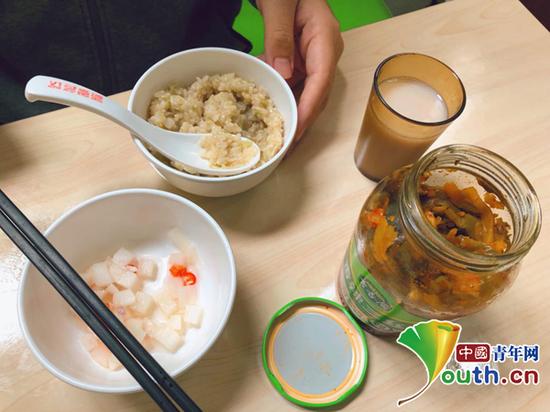 在煮米过程中,刘淏林没有正确估计掺水量,最终将稀饭煮成了“干稀饭”。本人供图