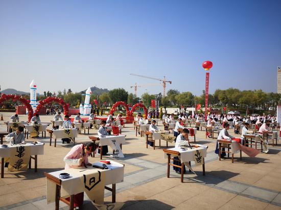 孩子们现场展示书法