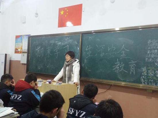 戴晓冬在给学生上课(资料照片)。新华社发
