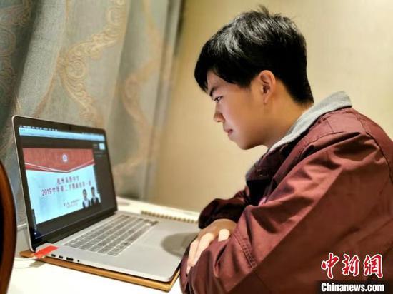 杭州高级中学学生通过网络学习。 杭高提供