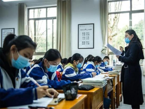 ↑3月16日,贵阳市第六中学的老师在教室内给学生上课。新华社记者 陶亮 摄