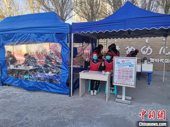 图为幼儿园开设的早点摊。 张林虎 摄