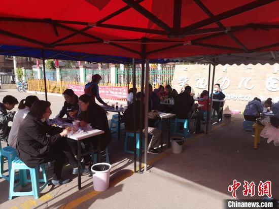 图为幼儿园开设的早点摊很受市民欢迎。 张林虎 摄
