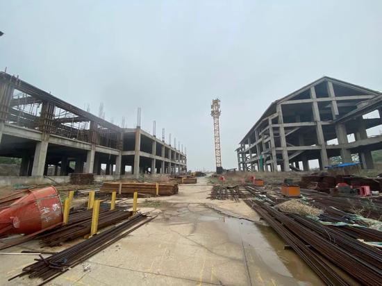 沙河城镇中学改扩建项目工地,未完工的两栋教学楼。新京报记者魏芙蓉摄