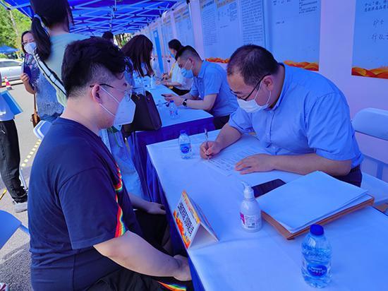 上海新虹桥和诺门诊部有限公司是本次招聘会的“大热门”,摊位前排队的应聘者众多。澎湃新闻 实习生 张超焱 摄